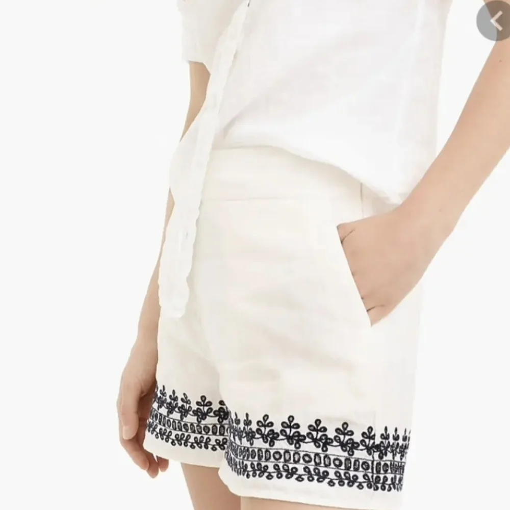 𝅺J.CREW Embroidered-Trim Short in Beauchamps Linen White with Navy Blue Size 4 - Picture 3 of 10